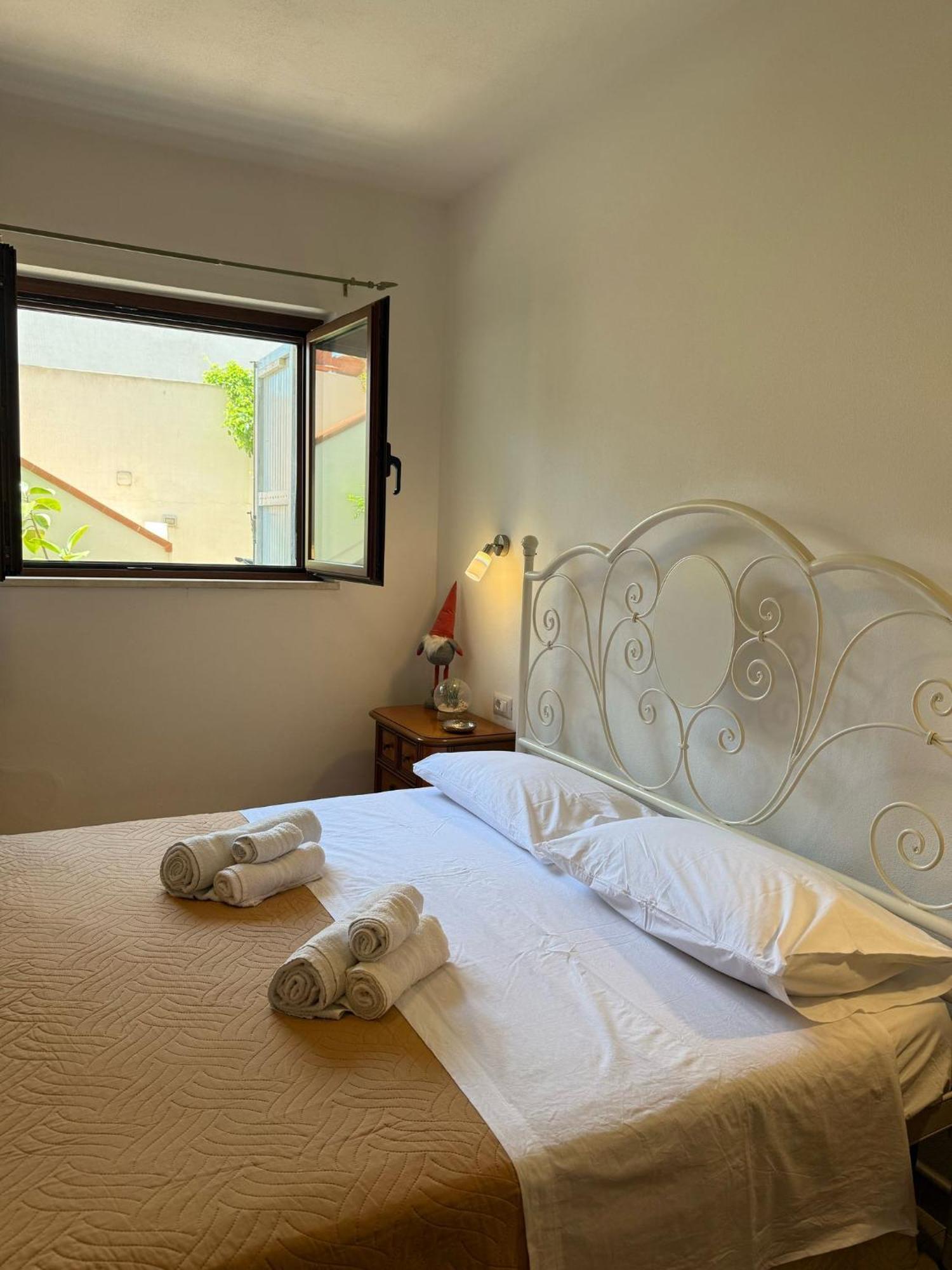The Refuge Apartment Porto Torres Bagian luar foto